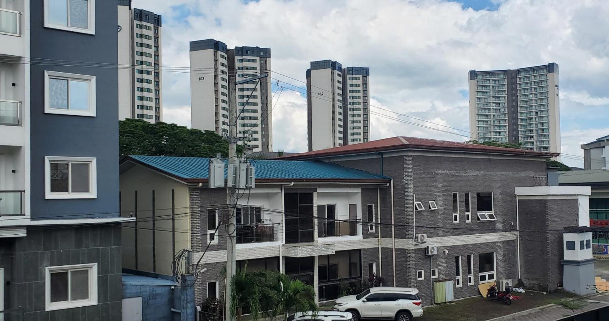 Aston Stay And Villas Mabalacat Exterior photo